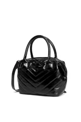 Cartera Las Oreiro negra, con diseño acolchado en zigzag, doble asa superior y correa ajustable para hombro. Presenta un detalle de labios en el frente.