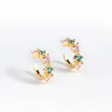Par de aros ear cuff dorados cubiertos de cristales rosa y turquesa.