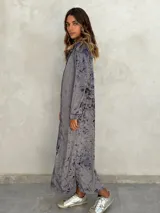Vestido camisero largo de terciopelo gris con efecto tie-dye, cuello camisero, mangas largas y abertura lateral.