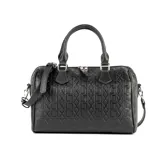 Cartera tipo baúl color negro, confeccionada en símil cuero con diseño de logotipo en relieve. Cuenta con doble cierre superior, asas cortas de mano y correa larga regulable y extraíble. Incluye herrajes plateados.