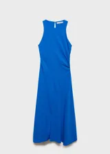 Vestido midi de fiesta color azul eléctrico, con cuello redondo y diseño sin mangas. Presenta un detalle drapeado lateral en la cintura y corte evasé fluido.