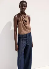 Pantalón jeans de corte wide leg en azul marino, con tiro medio, pernera recta y ancha, y costuras frontales marcadas a lo largo de cada pierna.
