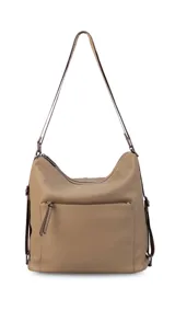 Cartera convertible en mochila de diseño versátil, color tostado, con textura granulada. Cuenta con un bolsillo frontal con cierre, compartimento principal espacioso y correas ajustables para llevar al hombro o como mochila.