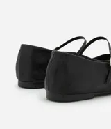 Bailarina de cuero color marrón con puntera cuadrada, taco plano y tira ajustable con hebilla metálica sobre el empeine.