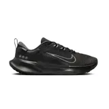 Championes de trail running Nike Juniper Trail 2 con tecnología Gore-Tex, color negro. Presentan una construcción resistente con malla transpirable, refuerzos sintéticos y suela de goma con tracción optimizada para terrenos irregulares.