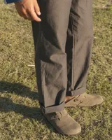 Zuecos cerrados de cuero gamuzado color beige, con tira ajustable y hebilla metálica. Presentan plantilla anatómica de corcho y látex.