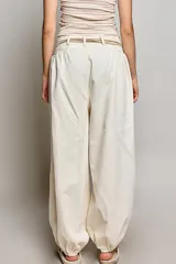 Pantalón ancho de jean claro, confeccionado en algodón, con cintura fruncida y puños elásticos.
