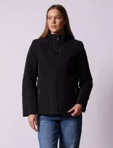 Campera capitoneada marca Gallery, color negro, con cierre frontal, cuello alto y bolsillos laterales con cierre. Presenta un diseño acolchado con costuras en rombos y ajuste en la cintura.