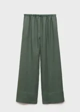 Pantalón de lino color verde musgo, de corte recto y tiro medio, con cintura elástica ajustable con lazo. Presenta dos bolsillos laterales.