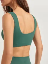 Top deportivo de tejido acanalado sin costuras, con escote redondo y diseño ajustado al cuerpo.