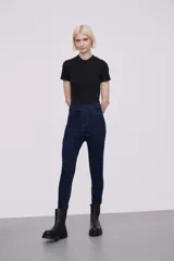 Calza de jean azul oscuro, corte skinny y tiro alto.