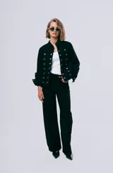 Pantalón wide leg negro, confeccionado en denim, con tiro alto y corte recto y amplio en las piernas.
