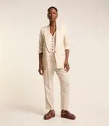 Blazer celeste de viscosa y lino, con cuello inglés, cierre de un botón y solapas.