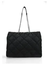 Bolso negro tipo shopper con diseño acolchado en forma de rombos y asas de cadena metálica.