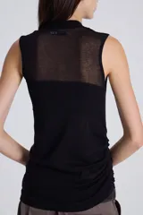 Top sin mangas color negro, con cuello alto y tejido de punto fino y transparente en la parte superior del pecho y espalda, y tejido opaco en la parte inferior.