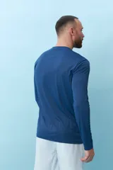 Remera de manga larga color gris.