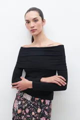 Remera negra de manga larga con escote bardot.