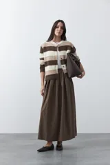 Cardigan de tejido suave con diseño de rayas horizontales en tonos marrones y beige, con cuello redondo y cierre frontal de botones.