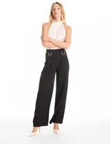 Pantalón palazzo de tiro alto confeccionado en crepe fluido. Presenta pierna ancha, pinzas frontales, bolsillos laterales y detalle de cadenas doradas integradas en la pretina.