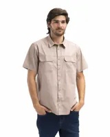 Camisa de manga corta color beige, con cuello camisero, cierre frontal de botones y dos bolsillos en el pecho con solapa.
