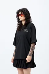 Remera color beige con cuello redondo y mangas cortas. Estampado pequeño en el frente con la frase "Spritz and Shine".