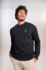 Buzo de cuello redondo en color azul marino, con ajuste elástico en puños y cintura. Presenta un pequeño logo bordado de un pingüino en el lado izquierdo del pecho.