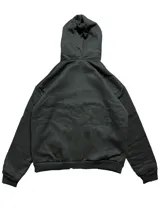 Campera de algodón y poliéster color negro con cierre frontal y capucha con borde de piel sintética. Cuenta con bolsillos frontales estilo canguro y diseño estampado en el pecho.