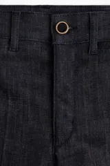 Jean de tiro alto con corte acampanado desde la rodilla, confeccionado en denim elástico de color azul oscuro. Presenta cierre frontal con botón y bolsillos delanteros insertados.