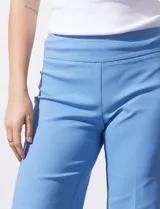 Bermuda color beige de gabardina elastizada, marca Zac & Rachel. Pretina ancha elastizada.