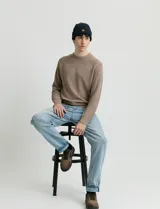 Sweater de punto inglés con escote redondo y mangas largas. Presenta cuello y puños terminados en punto canalé.