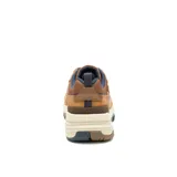 Championes Caterpillar modelo Grapple Leather, color tostado con detalles en marrón oscuro y suela de goma en tono crema. Presenta diseño robusto con paneles de cuero y malla, cordones al tono y logo de la marca en el lateral.