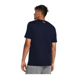 Remera azul marino de manga corta con el logo grande de Under Armour en blanco en el pecho. Confeccionada en tejido ligero, suave y de secado rápido.