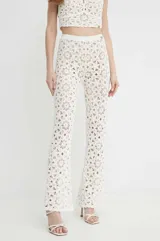 Pantalón acampanado de algodón tejido a crochet con estampado floral, bordes festoneados, cintura elástica y forro corto en contraste.