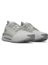 Championes Under Armour Phantom X de color gris claro, con parte superior de tejido transpirable, estructura de TPU translúcido en el mediopié con el logo de la marca, y entresuela amortiguada con suela texturizada para mayor tracción.