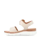 Sandalias de cuero napa color crema con suela flexible y plataforma revestida en yute. Cuenta con una tira en el empeine con ajuste de velcro y una tira trasera con hebilla circular decorativa revestida en material textil trenzado.