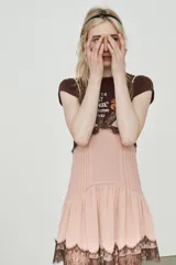 Vestido corto de tirantes finos ajustables con escote en pico. Presenta detalles de encaje en contraste en el escote y el ruedo. Cuenta con falda con vuelo y cierre de cremallera oculto en la espalda.