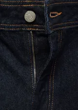 Jeans culotte de tiro alto en color azul oscuro, con diseño de pernera ancha, bajo deshilachado, cierre de cremallera y botón, y bolsillos traseros.