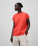 Remera color naranja de algodón orgánico, corte holgado, cuello redondo y mangas cortas japonesas. Logo bordado en la espalda.