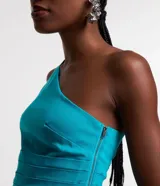 Blusa cropped roja de tejido bengalina, con escote asimétrico de un solo hombro y cierre de cremallera lateral.