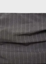 Vestido midi de corte entallado con diseño palabra de honor y drapeados laterales. Confeccionado en tejido fluido con estampado de raya diplomática, cuenta con forro interior y cierre de cremallera en la parte posterior.