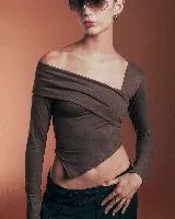 Top marrón asimétrico de algodón, con un hombro descubierto y manga larga.