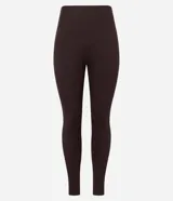 Pantalón legging deportivo de tiro alto, confeccionado en microfibra acanalada con textura. Presenta un ajuste ceñido al cuerpo y largo hasta el tobillo.