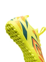 Championes de fútbol Umbro, color negro con detalles en fucsia, turquesa y plateado. Diseño con cordones y suela de goma para césped artificial.