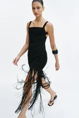 Vestido largo entallado negro con escote cuadrado, tirantes anchos y bajo acabado en flecos largos a tono.