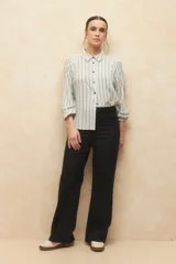 Pantalón de lino color verde, de tiro alto, con bolsillos en el frente y atrás, y corte recto.