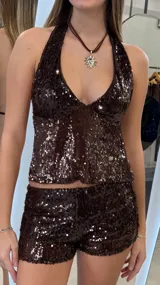 Top halter de lentejuelas color chocolate, con escote en V profundo y diseño ajustado.