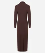 Vestido midi marrón de poliamida con cuello alto, mangas largas y detalle fruncido en los laterales.