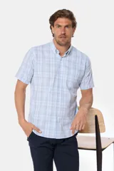 Camisa sport de manga corta a cuadros, color celeste, con cuello abotonado y cierre frontal con botones.