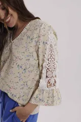 Blusa estampada celeste y azul con cuello en V y mangas 3/4.
