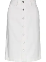 Minifalda de jean blanca con hilera de botones metálicos al frente.